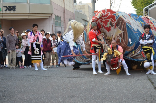 ほうらい祭り1（赤獅子）