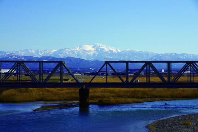 手取川河口から見る白山（）