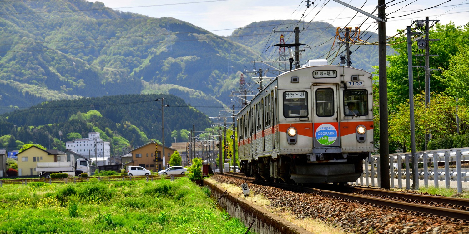 Go Beyond Kanazawa. Ride the Local Train. Find Your Sacred Journey in Hakusan. 　　金沢の、その先へ。ローカル線に乗って、祈りが息づく白山へ。
