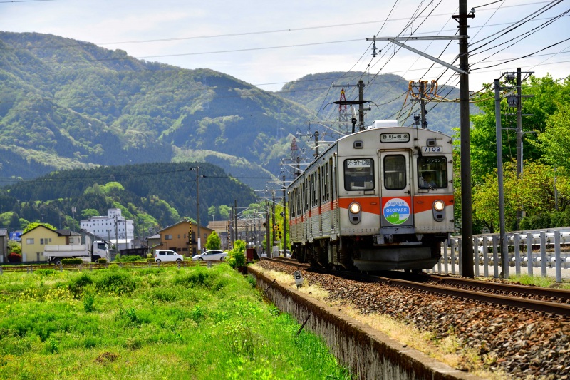 Go Beyond KANAZAWA. Ride the Local Train. Find Your Sacred Journey in HAKUSAN. 　　金沢の、その先へ。ローカル線に乗って、祈りが息づく白山へ。