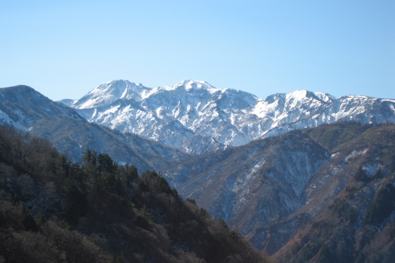 白峰地区の西山から望む白山