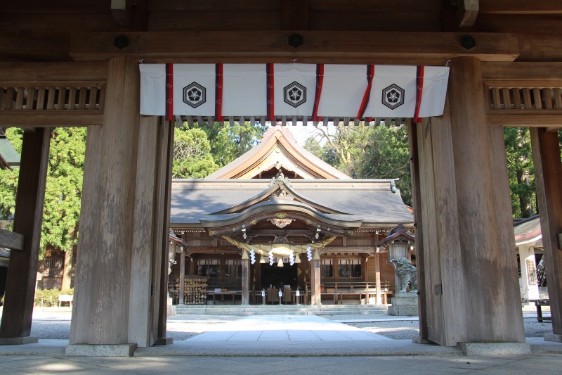 白山比咩神社 神門と拝殿