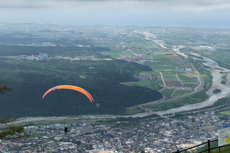 飛び立つパラグライダーにキュンとします。