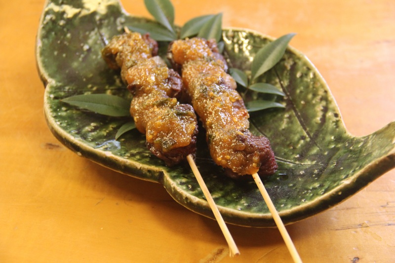 串に刺して焼いた熊串（レストラン手取川）