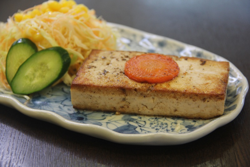 堅豆腐のステーキ（菜さい）