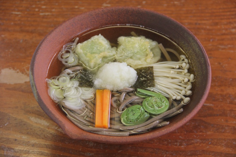 揚げ餅がのる一揆そば（一揆そば長助）