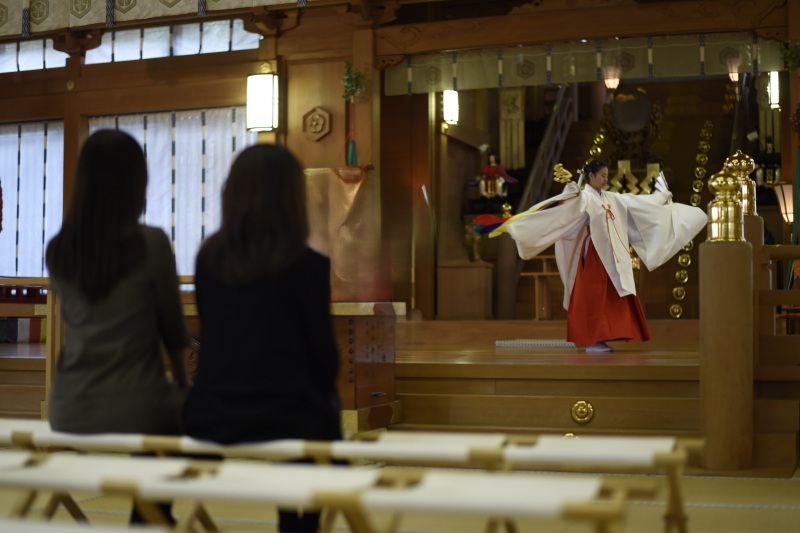 You can also go into the shrine's main hall and pray.昇殿参拝もできます