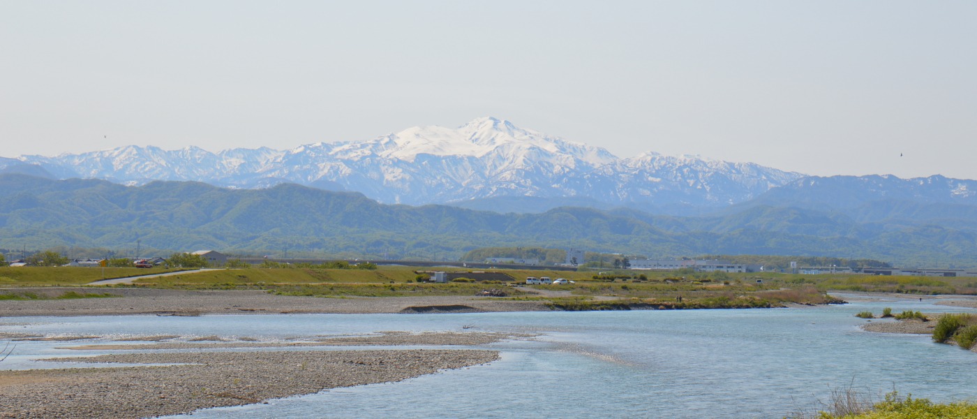 手取川河口から望む白山