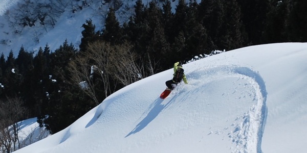 2/8（日）自然の聖地「白山」の麓でスノーサーフセッション！金沢から貸切バスで行くスノーボードツアー　＜募集中＞