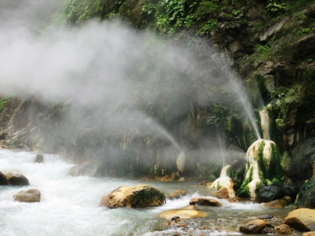 岩間の噴泉塔群